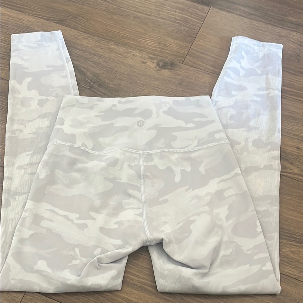 Lululemon light gray Camouflage Leggings 4 fits like 2
25”inseam
